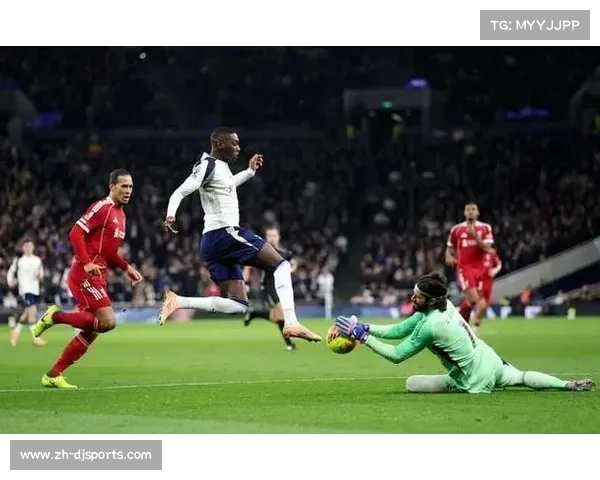 利物浦2-1热刺，伊萨克破门后伤退，范德芬染红