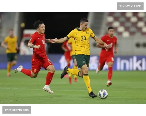 现代足球防守阵型紧凑化趋势，消除防守球员与中场之间空间